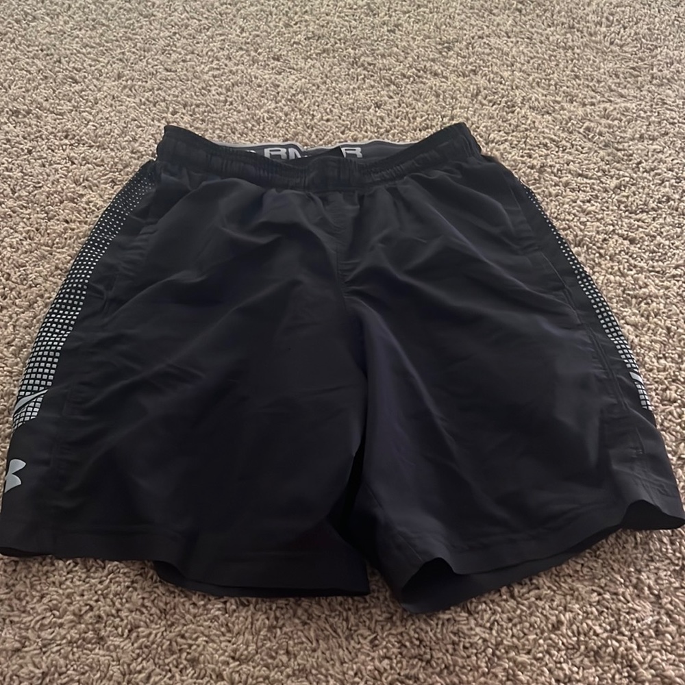 Mens Black under armor loose shorts size medium (Great condition)